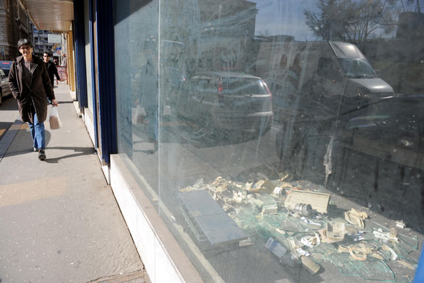 СРАМОТНО: Излози два београдска локала пуни ђубрета!